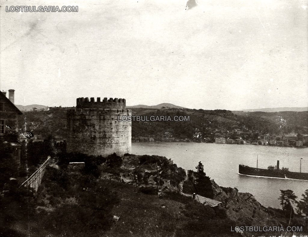 Изглед от Робърт колеж към Босфора и една от кулите на крепостта Румелихисар, Цариград (Истанбул), началото на XX век