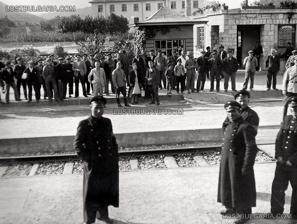 Ешелоните на Гвардейския на Н.В. Конен полк на гара Белослав (Гебедже) на път към Южна Добруджа, 16 септември 1940 г.
