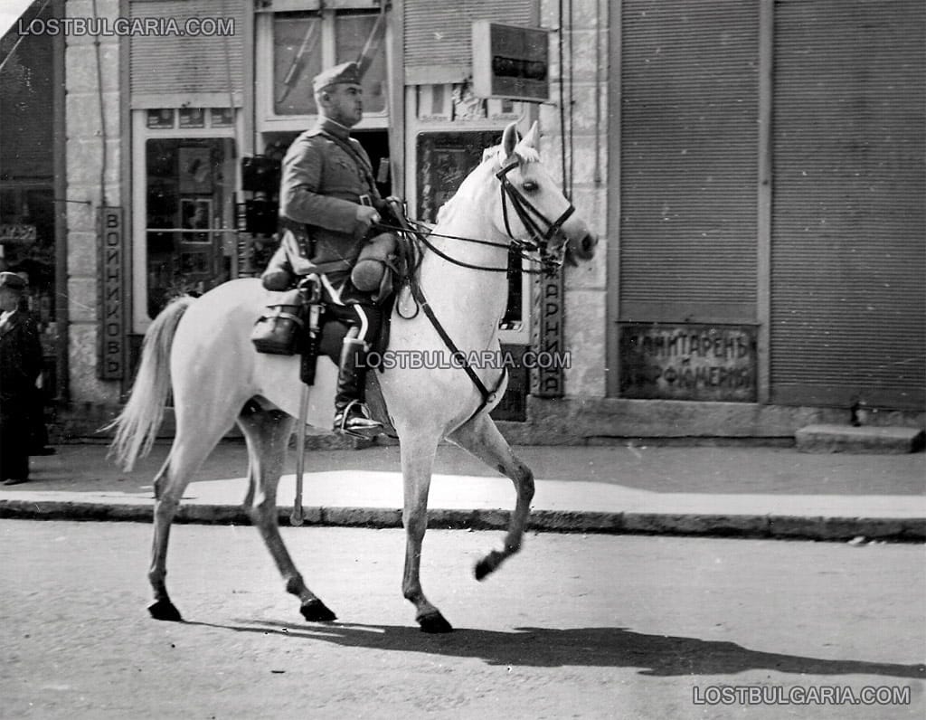 Командирът на Гвардейския на Н.В. Конен полк полковник Тодор Антонов във Варна на път към Южна Добруджа, 17 септември 1940 г.