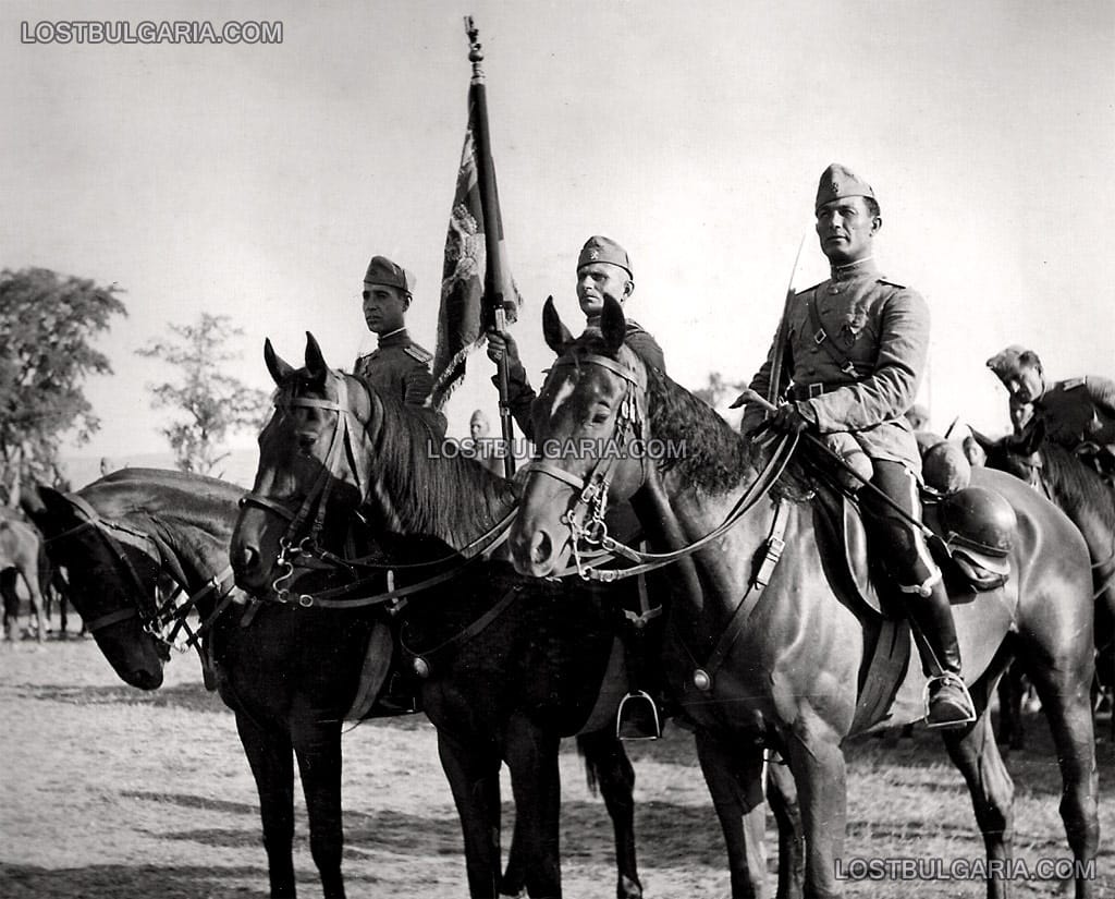 Щандартът  на Гвардейския на Н.В. Конен полк във Варна преди навлизането в Южна Добруджа, 17 септември 1940 г.