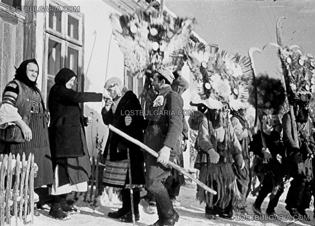 Кукерското шествие обикаля по къщите в селото, 30-те години на ХХ век