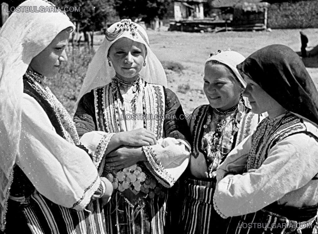 Четири момичета, облечени в народни носии, 30-те години на ХХ век