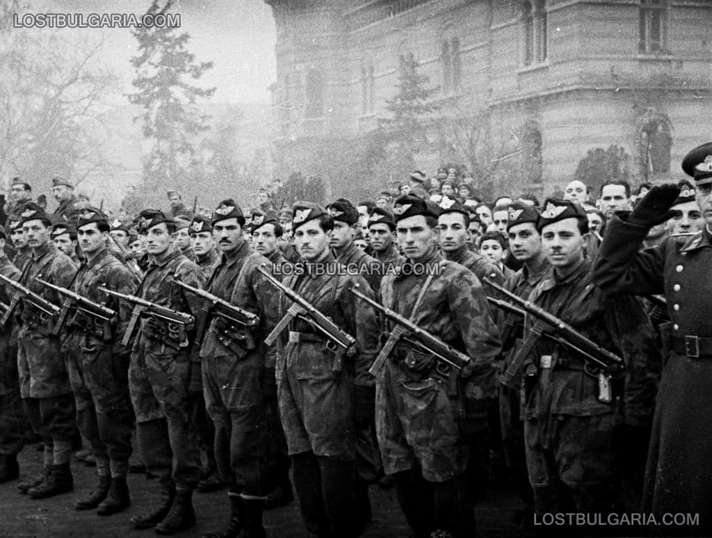 Посрещане на българската Парашутна дружина, завърнала се от фронта, София, 1945 г.