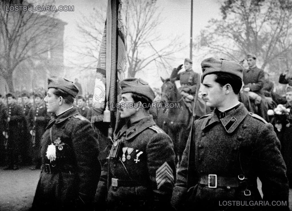 Посрещане на Първа българска армия, завърнала се от фронта - първа фаза Страцин, знаменосците в очакване на главнокомандващия, София, 1945 г.
