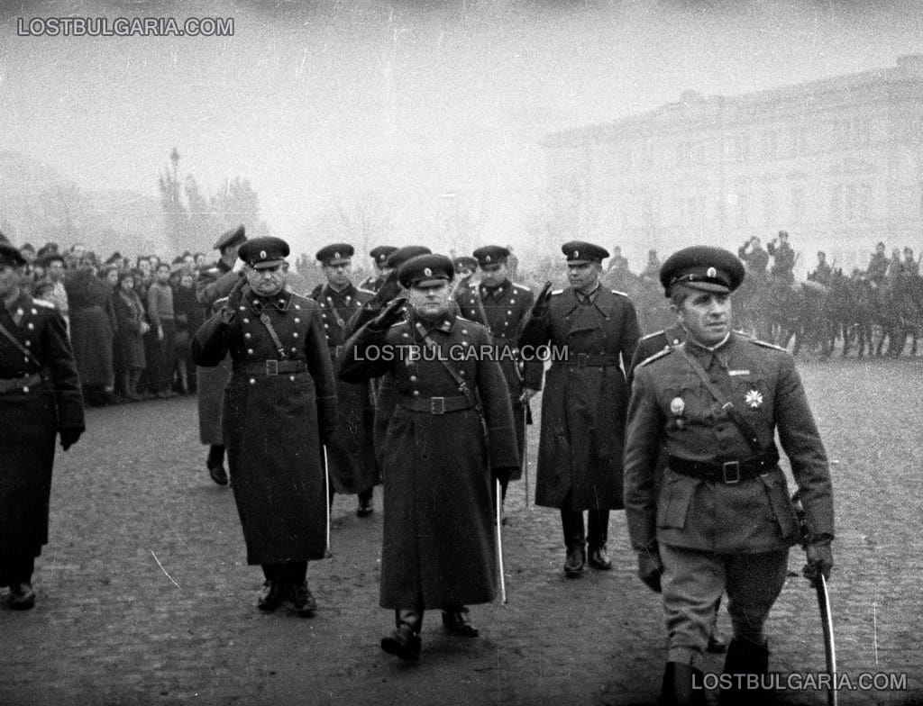 Посрещане на Първа българска армия, завърнала се от фронта - първа фаза Страцин, генерал Владимир Стойчев - главнокомандващ армията, води парада, София, 1945 г.