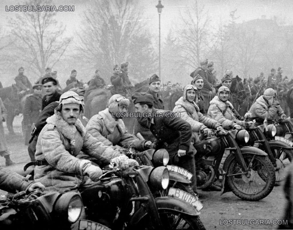 Моторизирани части на Първа българска армия, завърнала се от фронта, след Страцин, първа фаза, София, 1945 г.
