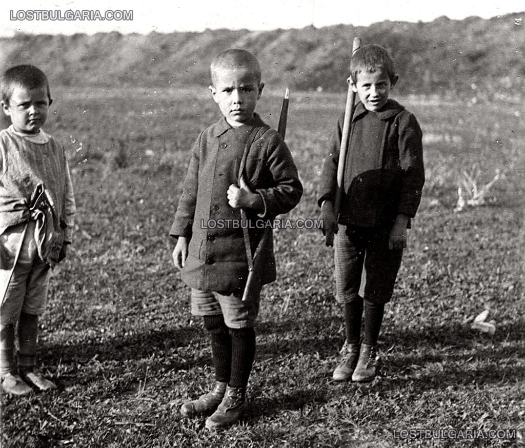 Пещера, 1916 г., деца с дървени пушки-играчки