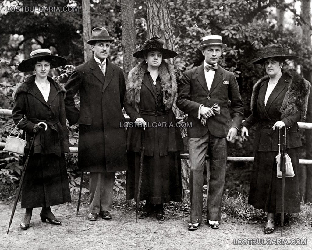 Елегантно облечена компания, неизвестно къде, 1918 г.
