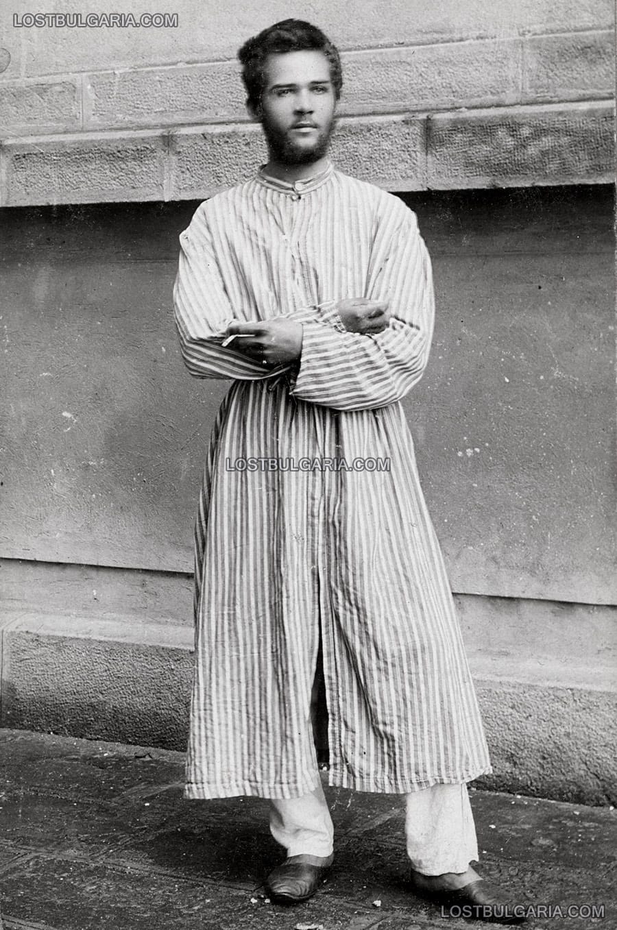 Млад мъж, облечен в болничен халат, надписана: "Бояджиева, изпращам Ви скромната си физиомуцуна, София, 1913 г."