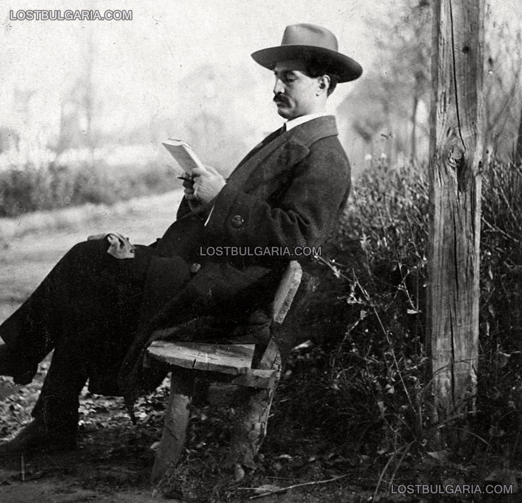 Елегантно облечен мъж с книга, началото на ХХ век