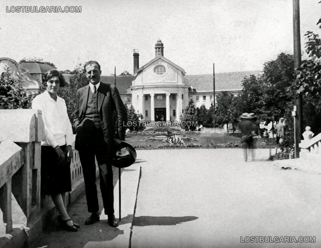 Мъж и жена пред сградата на баните в Банкя, 20-те години на ХХ век