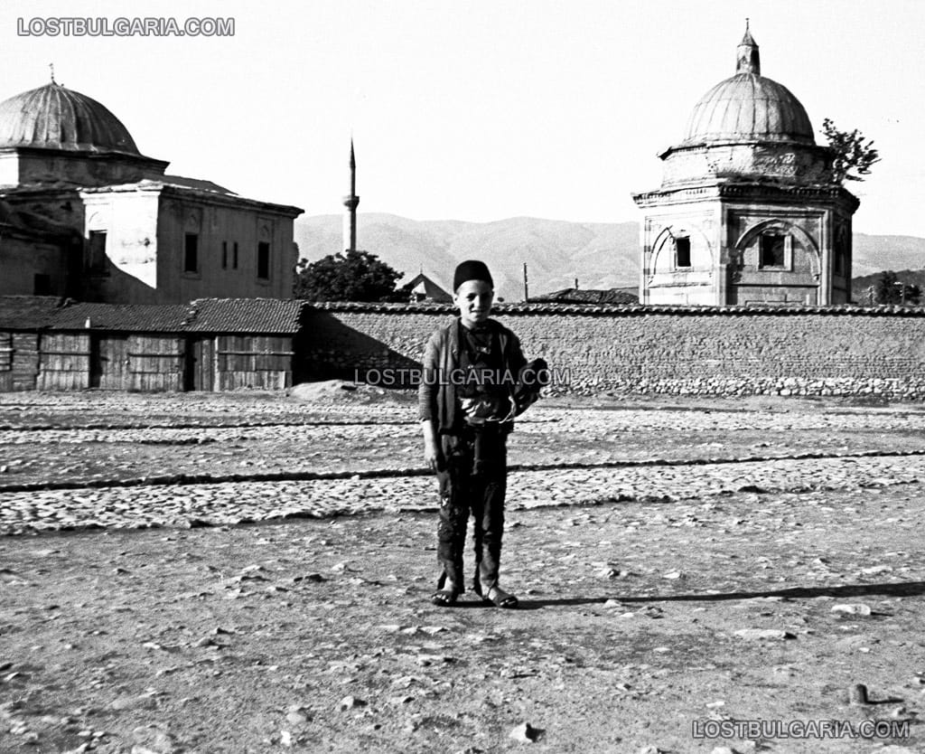 Местно момче пред Исхак-бей Аладжа (шарената) джамия, Скопие, 1942 г.