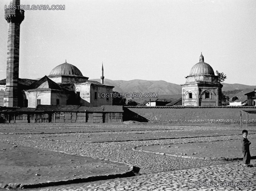 Скопие, 1942 г., местно момче пред Исхак-бей Аладжа (шарена) джамия