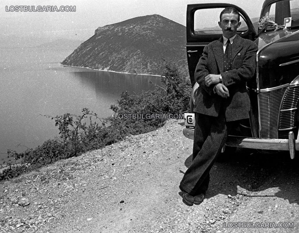 Мъж, облегнат на автомобил, на път край Охридското езеро, 1942 г.
