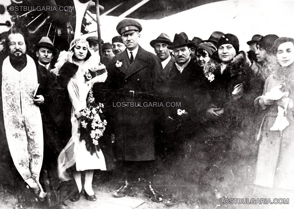 Пилотът Продан Таракчиев, след венчавката му във въздуха със самолет на френското дружество "Еър Франс", извършена от военния свещеник поп Кузман и пилот Христо Лазаров, летище Божурище, 30-те години на ХХ век