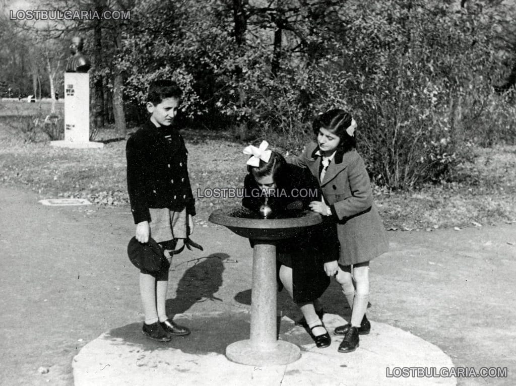 Деца пият вода от чешма, намирала се в близост до паметника на Хаджи Димитър в Борисовата градина, 30-те години на ХХ век