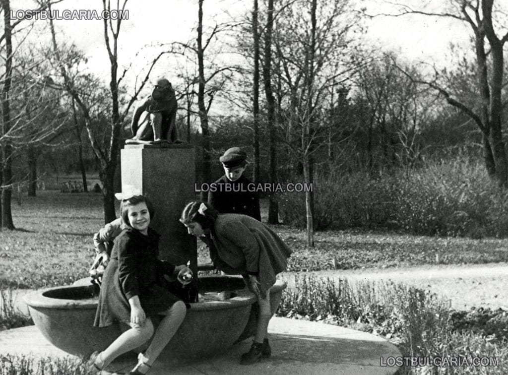 Деца до несъществуваща сега чешма с фигура на маймуна, Борисовата градина, 30-те години на ХХ век