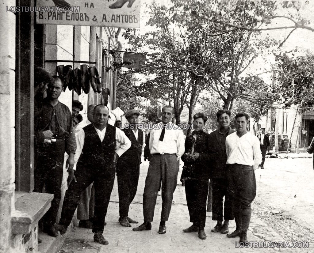 Група мъже пред магазин за обувки - "Обущарница на В.Рангелов и А.Антов", неизвестно къде, 20-те години на ХХ век