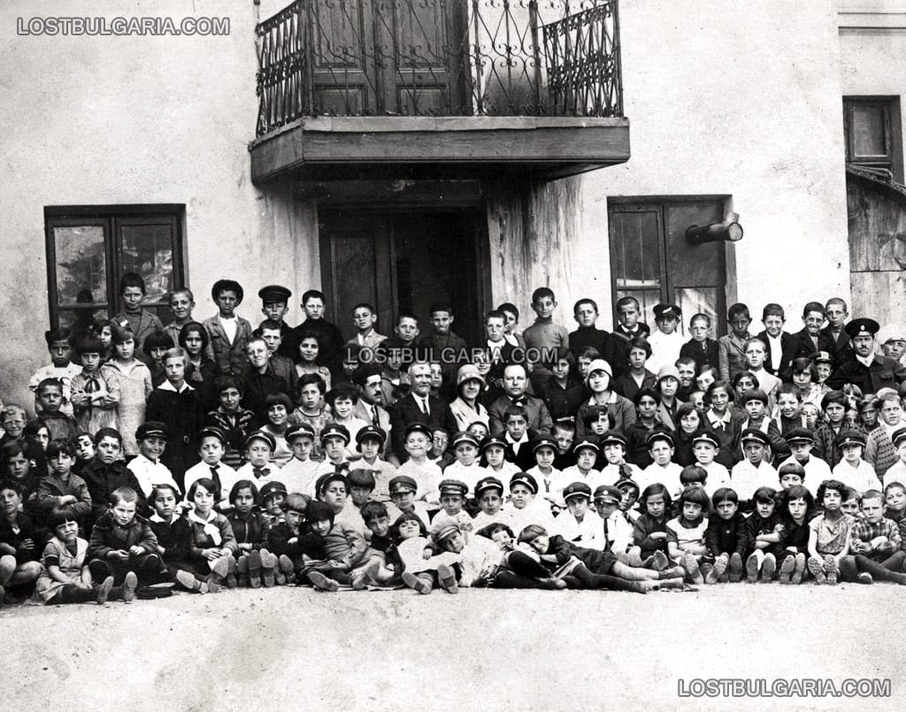 Деца от 2-ри "А" клас на Еврейското училище в Дупница със свои учители, 1930 г.