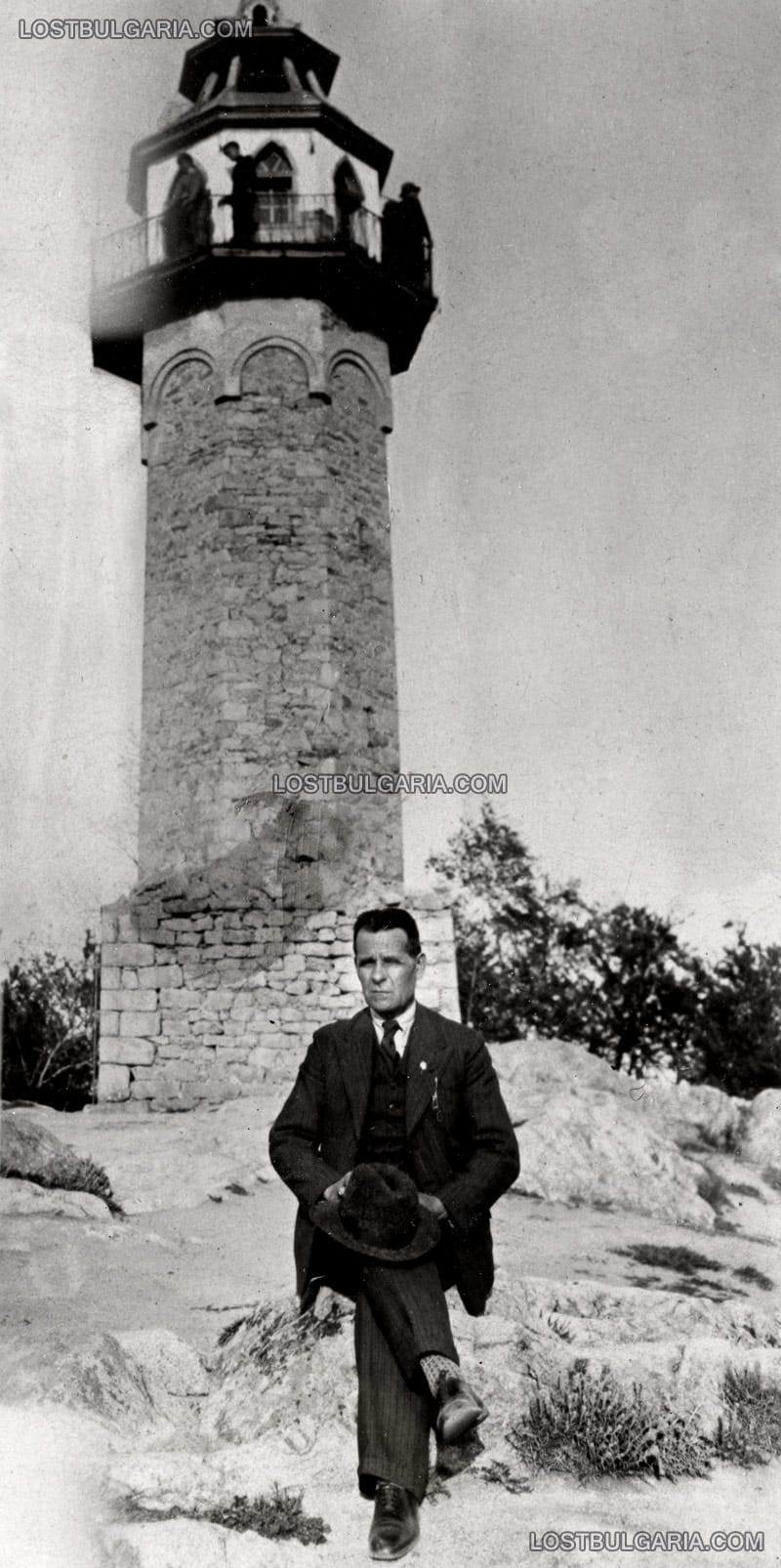 Пловдив, 1936 г., мъж, сниман пред стара турска кула, използвана за наблюдателница на пожарната команда