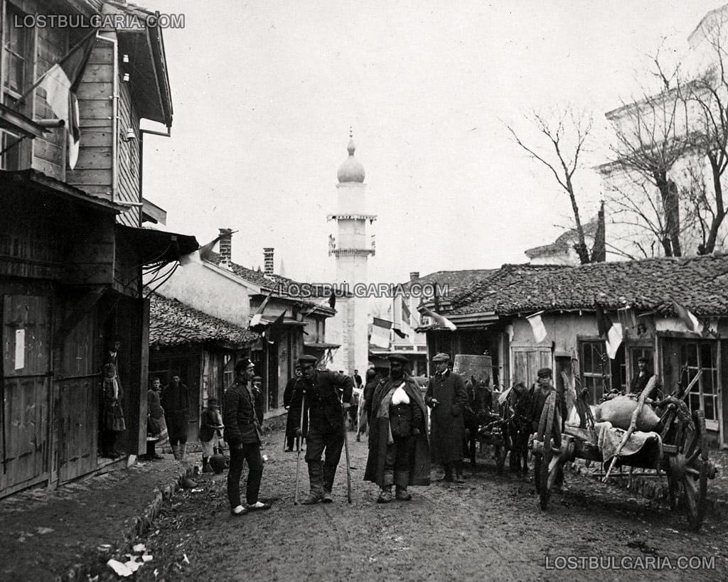 Български войници на улица в Лозенград (дн. Kırklareli) след превземането на града в Първата Балканска война, октомври-ноември 1912 г.