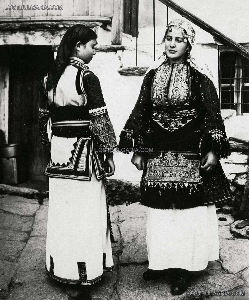 Български момичета, облечени в македонски народни носии, наречени "Миячка (Дебърско) и Бърсячка (?)", началото на ХХ век
