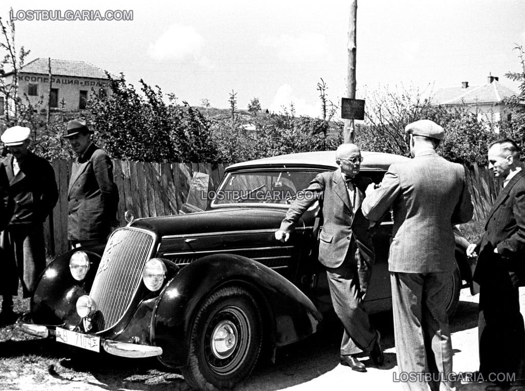 Служители на българската администрация на път за новите територии в Македония, 1942 г.