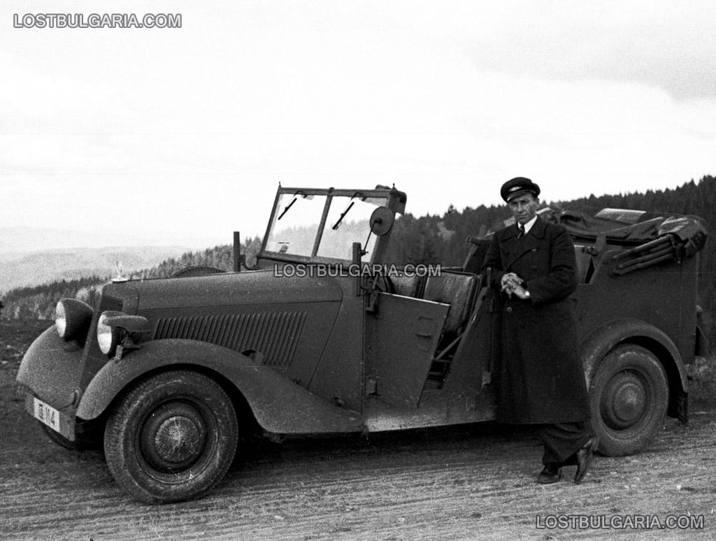 Шофьор от българската военна администрация до автомобил "Мерцедес" (Mercedes 170VK) на път за новите територии в Македония, 1942 г.