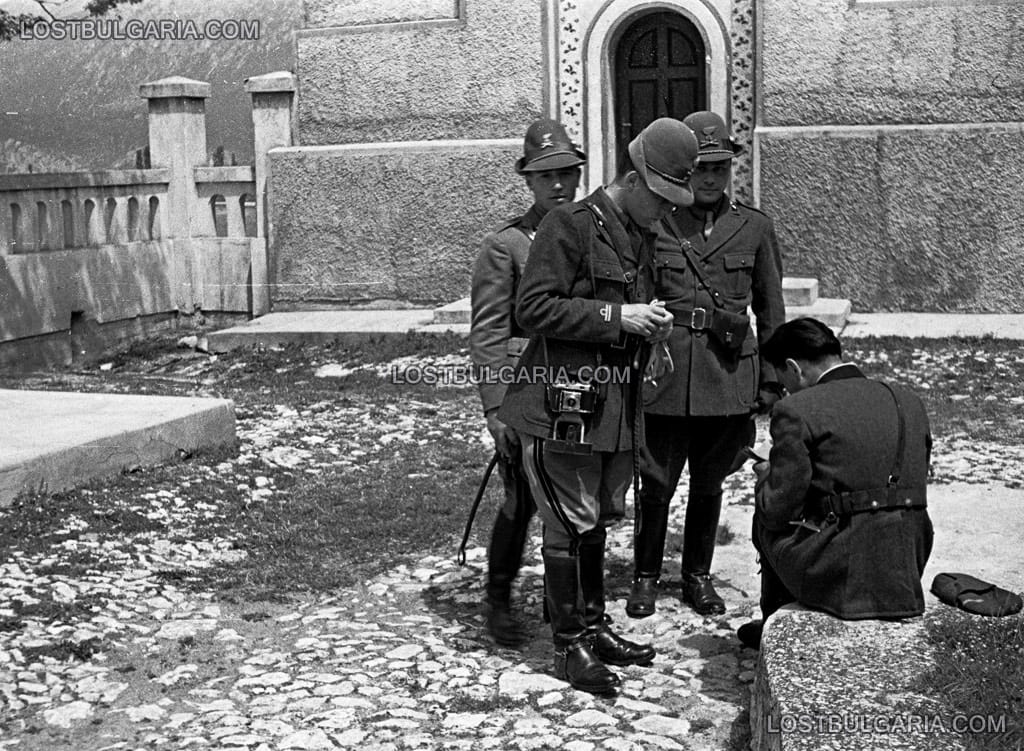 Група италиански военни на посещение на манастира "Свети Наум", 1942 г.