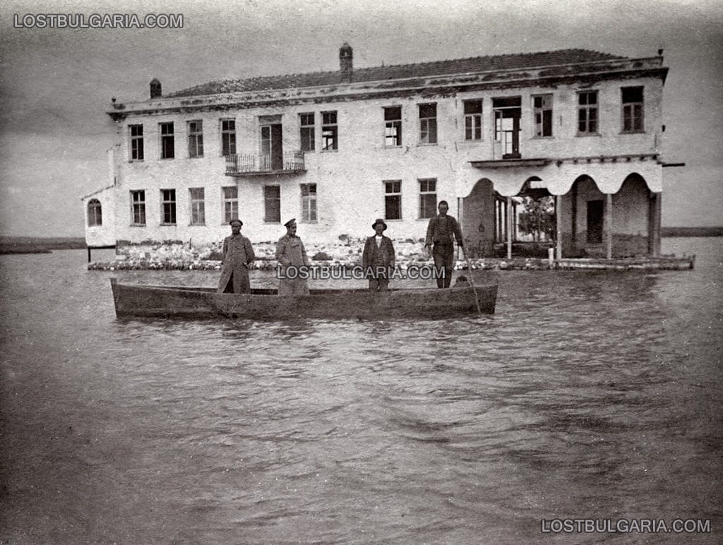 Мъже в лодка в близост до сграда, потопена във вода - неизвестно къде, началото на ХХ век