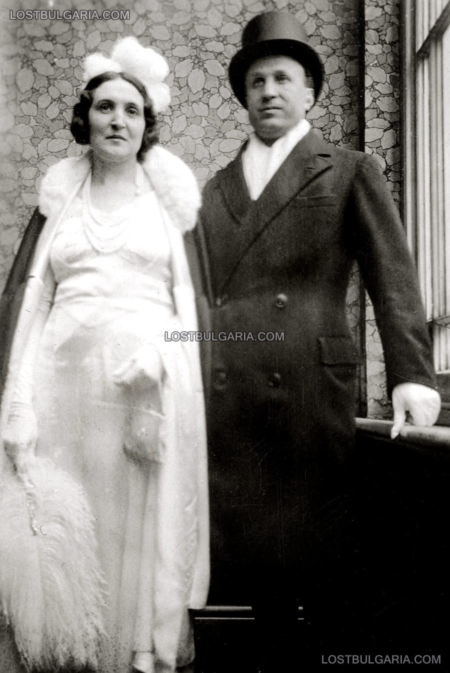 Дипломатът Илия Бояджиев и съпругата му Мара Бояджиева, облечени за прием в Бъкингамския дворец от английския крал Джордж V (George V), Лондон, 1933 г.