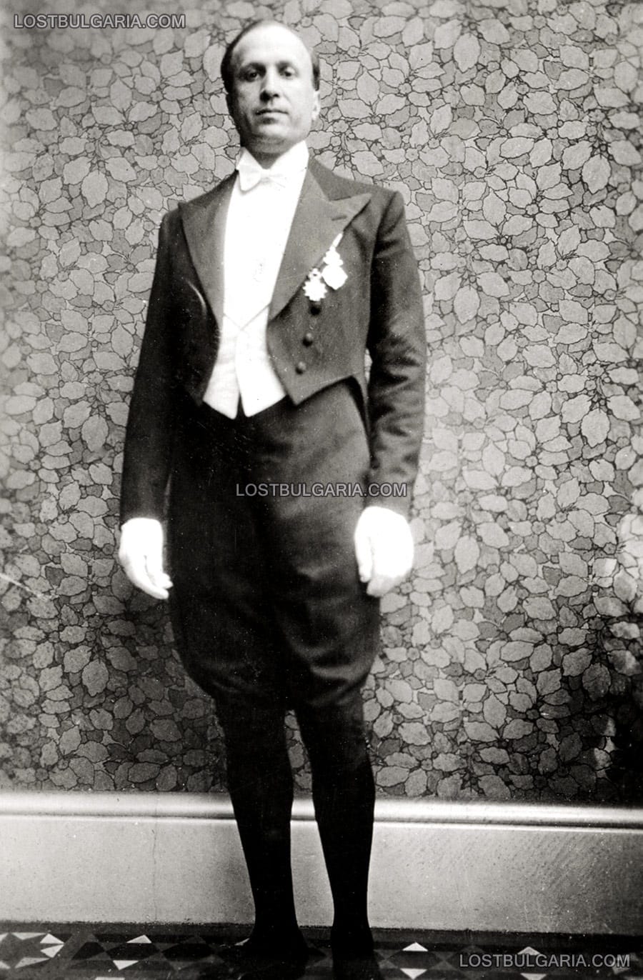 Илия Бояджиев, дипломат в българското посолство във Великобритания, облечен в протоколна, дипломатическа униформа, преди прием в двореца на английския крал Джордж V (George V), Лондон, 1933 г.