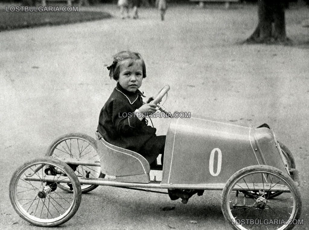 Момиченце, седящо в детски автомобил, Борисовата градина, 20-те години на ХХ век