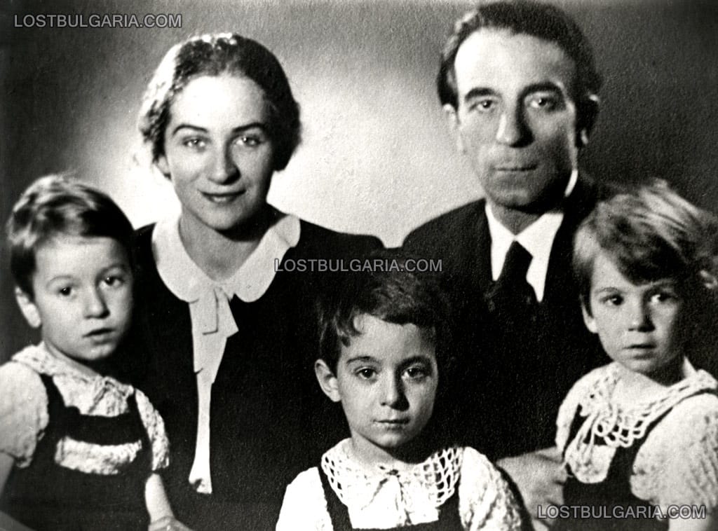 Народният артист Константин Кисимов заедно с жена си Лиляна и тримата им сина Димитър, Васил и Георги, 1943 г.