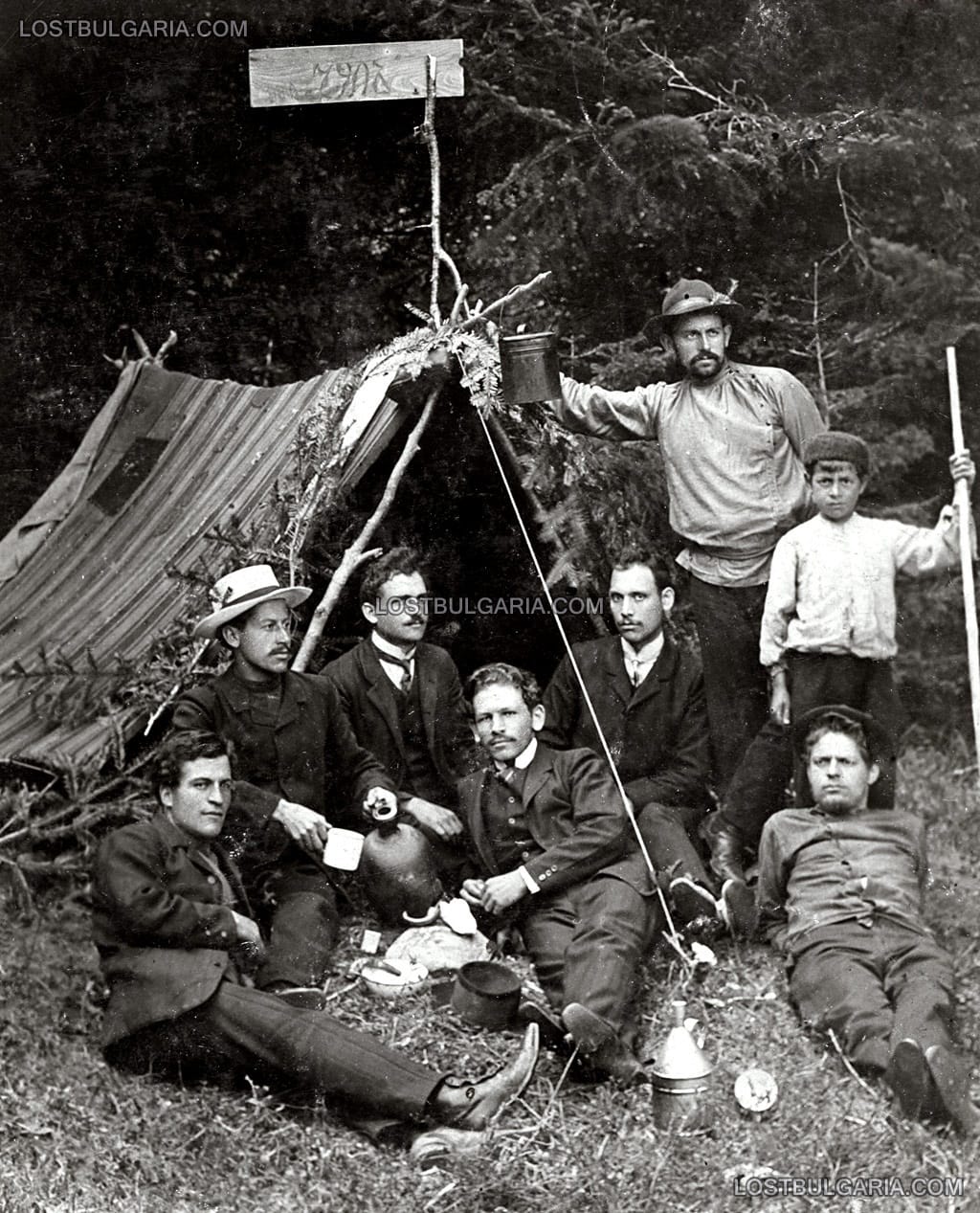 Група туристи пред импровизирана палатка с табела "вила Чул", Чамкория (Боровец), 1908 г.