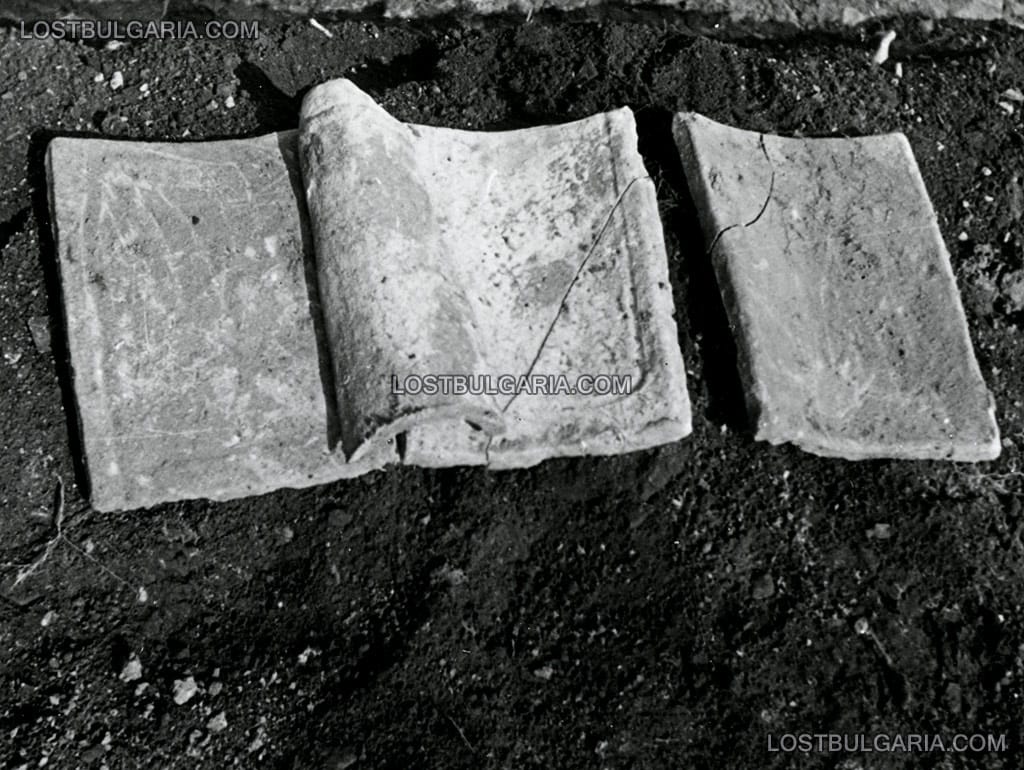 Разкопките на Плиска, 1955 г., глинени керемиди, намерени на площадка 31