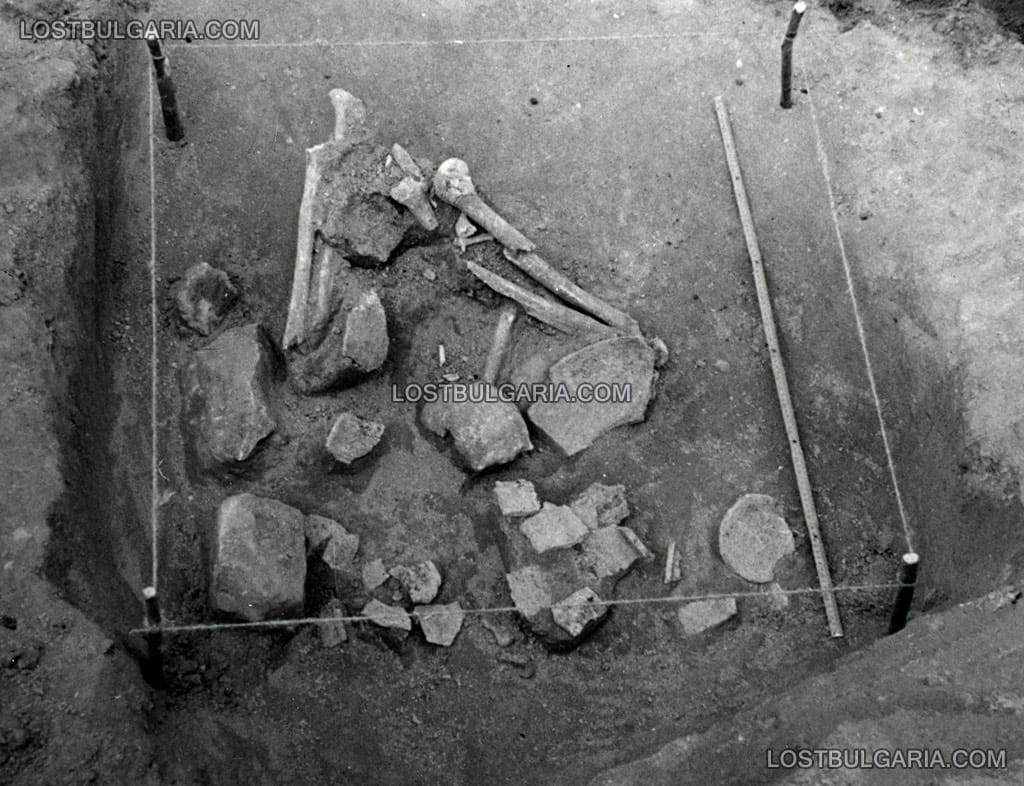 Гроб от некропола при село Стоян Михайловски, Новипазарско, сондаж 1955 г.