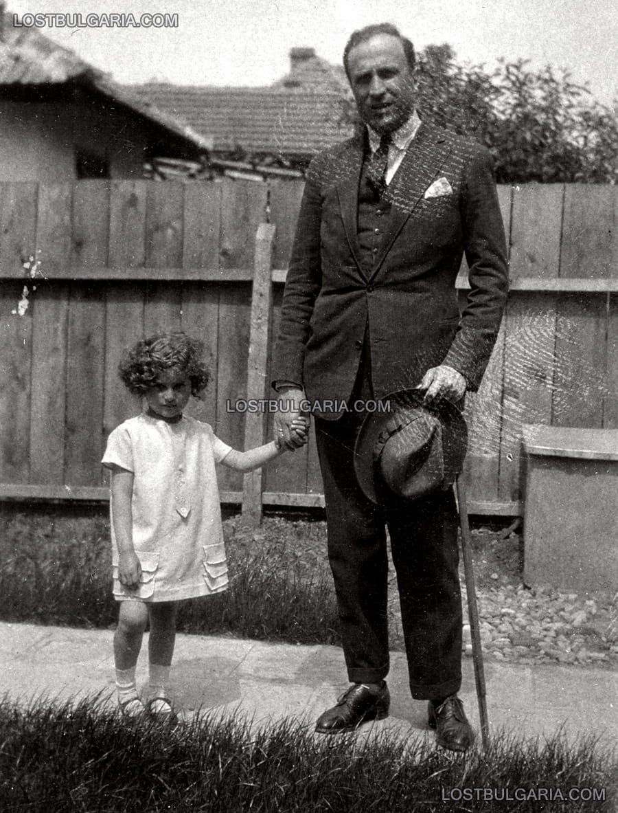 Дипломатът Илия Бояджиев с дъщеря си Екатерина, София, 20-те години на ХХ век