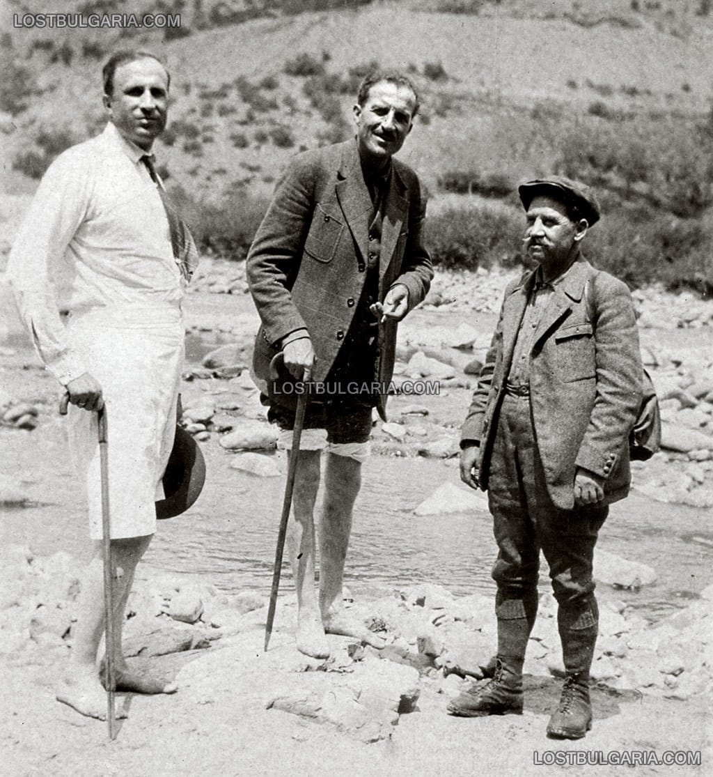 Дипломатът Илия Бояджиев (с белите дрехи) на излет с приятели, 20-те години на ХХ век
