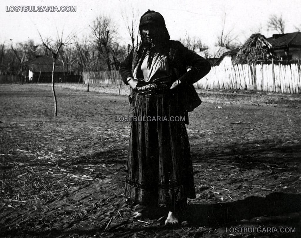 Възрастна циганка, пушеща лула, околностите на Охрид, 1943 г.