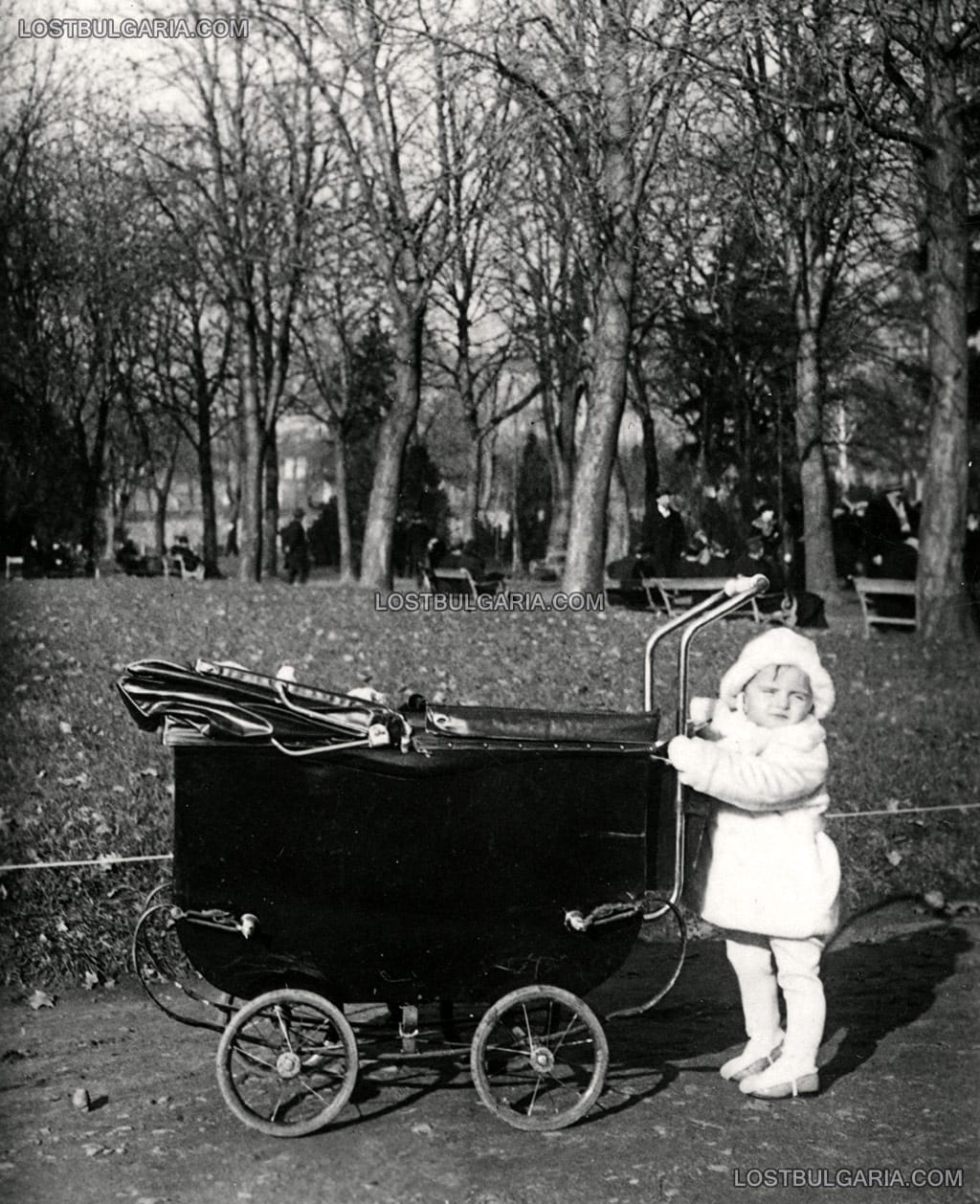 София, малко дете с бебешка количка, Борисовата градина, 20-те години на ХХ век