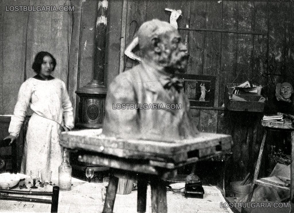 Студентка по изобразително изкуство в ателие по скулптура, Италия, 20-те години на ХХ век