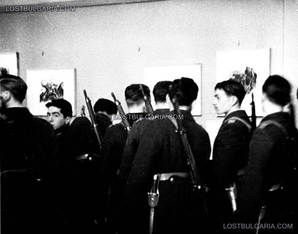 Войници, заведени под строй на изложба с военна тематика, София, 1945 г.