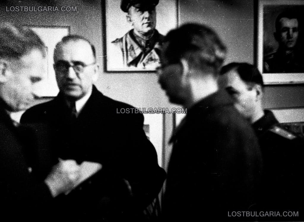 Кимон Георгиев разговаря с военни на изложба с военна тематика, София, 1945 г.