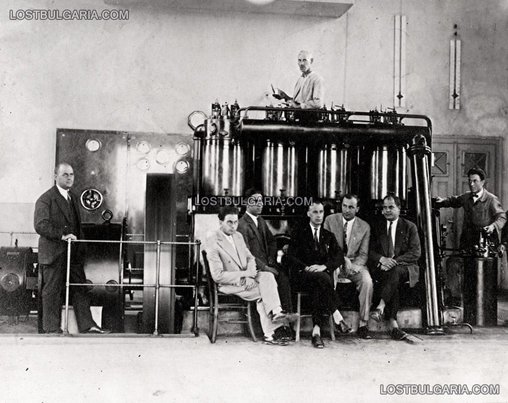 Група мъже пред турбинен агрегат на ВЕЦ (?), неизвестно къде, 30-те години на ХХ век