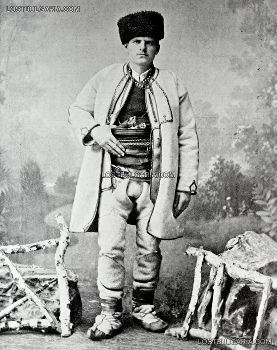 Мъж, облечен в носия от Северна България, началото на ХХ век