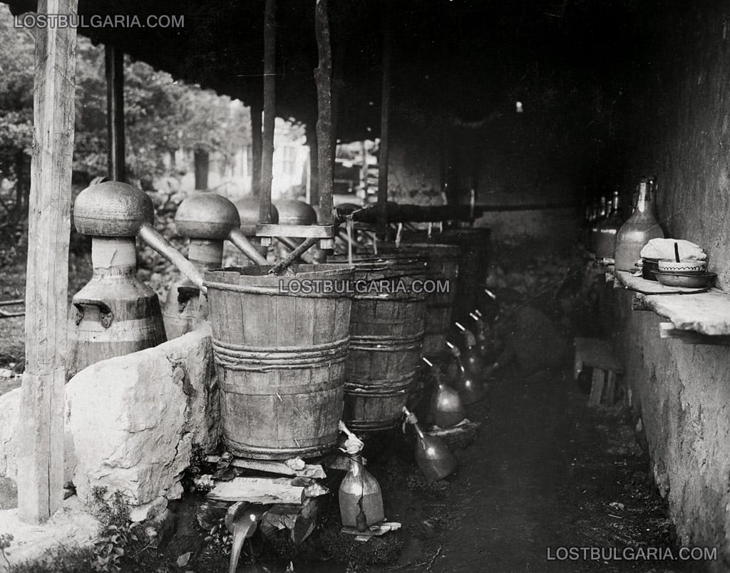 Инсталация за дестилиране на розово масло, началото на ХХ век
