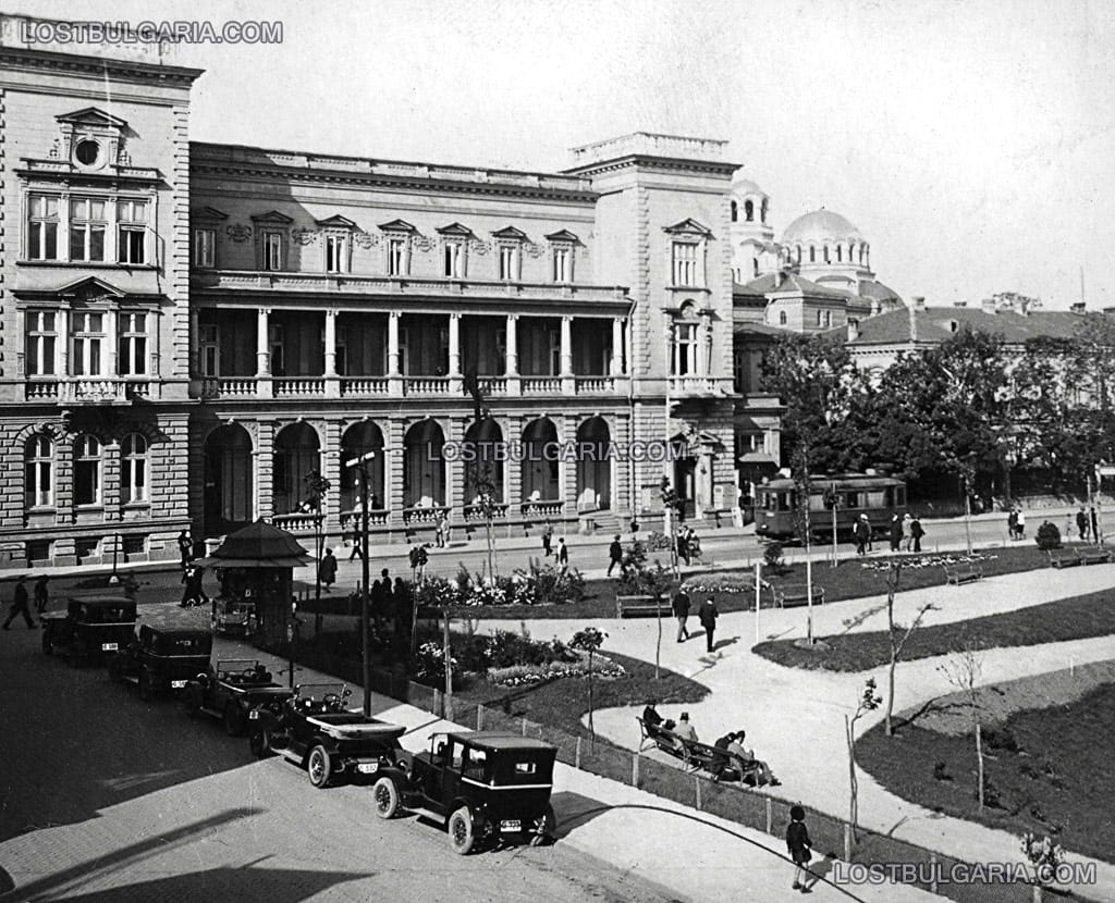 София, ъгъла на ул. "Раковска" и "Царя" (бул. "Руски"), Военният клуб и градината пред него, края на 20-те години на ХХ век