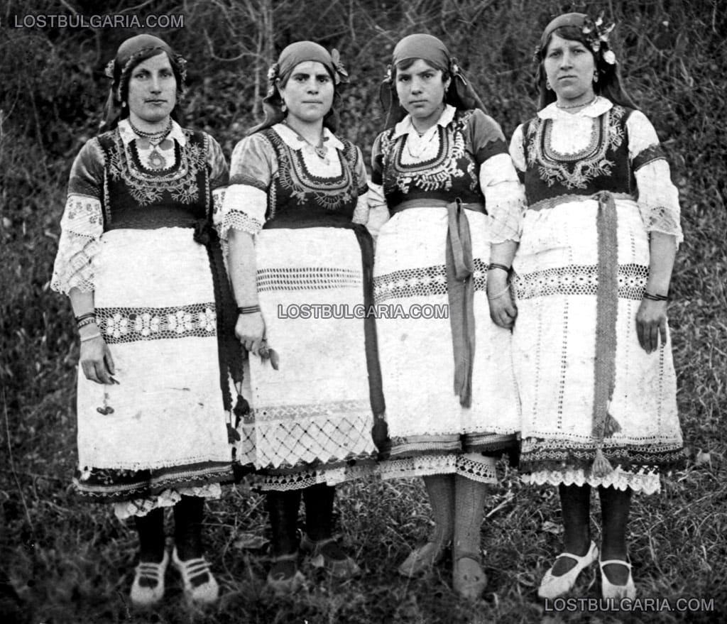 Момичета от село Варвара, облечени в носии, 1927 г.