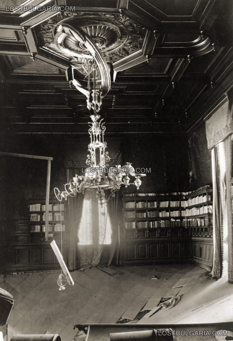 Разрушената библиотека на "Конака" в Кавала, след обстрел на града от британски кораби